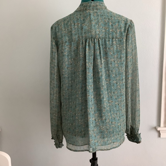 Pleione Blouse NWT Delicate floral V-neck 2 layer - Picture 3 of 7